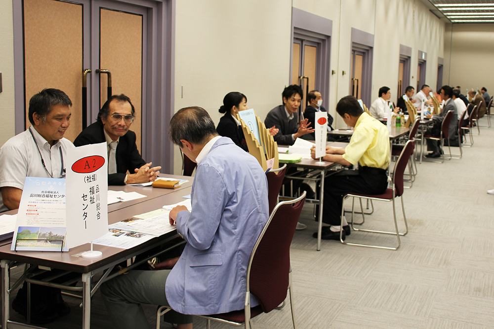 大勢の参加者が面接を行った