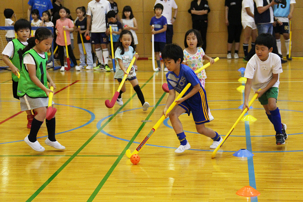 ゲーム形式の練習に取り組む子どもたち