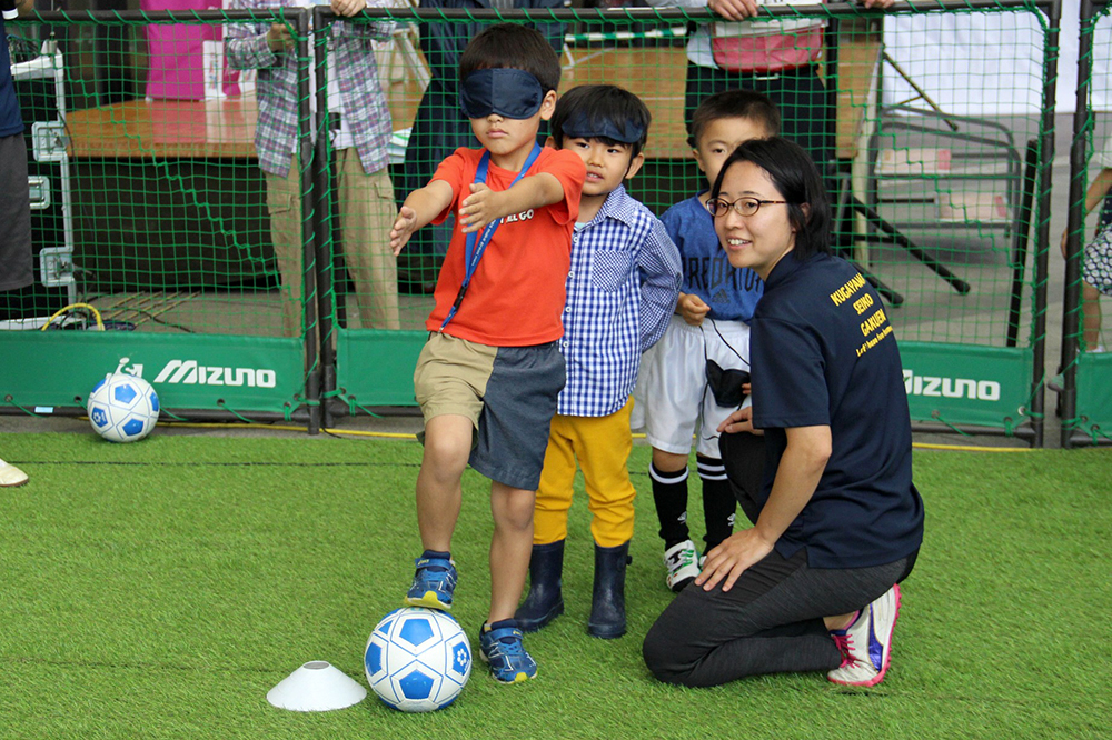 子どもたちのブラインドサッカー体験