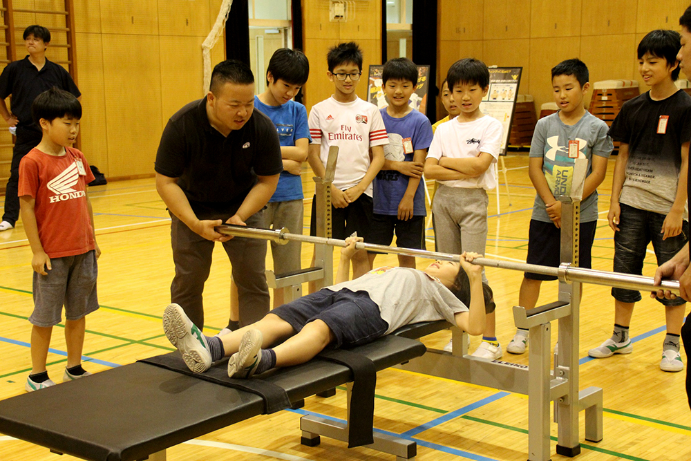 第三日野の児童もパワーリフティング体験