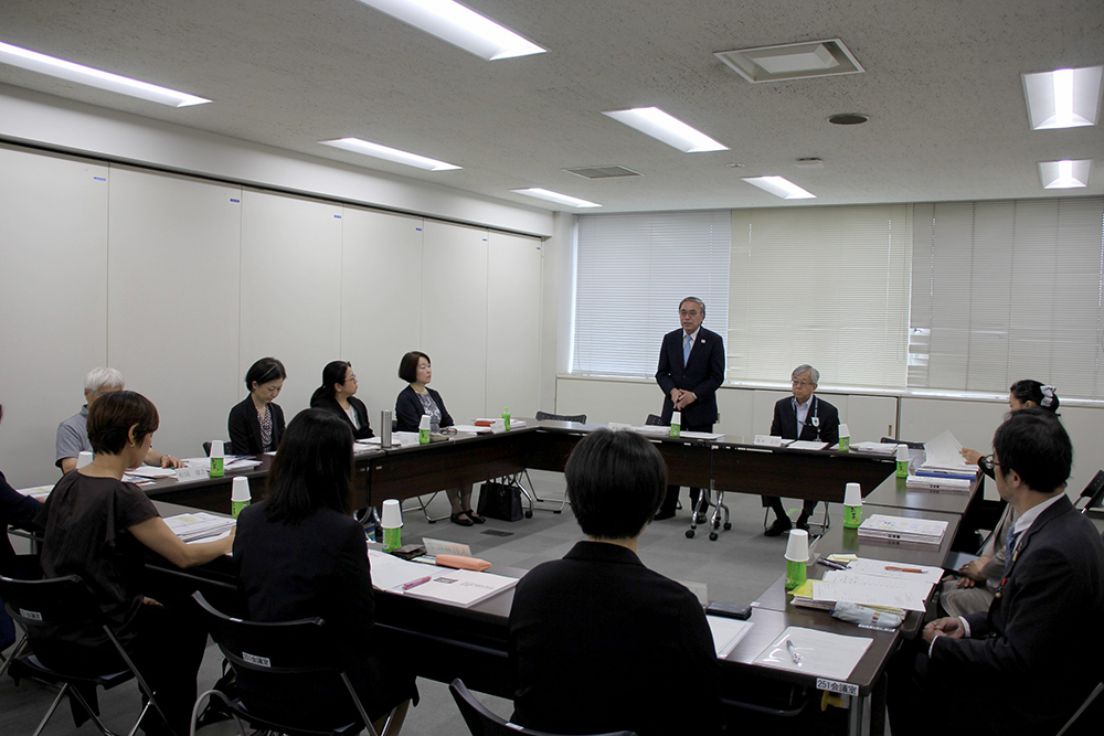 会議であいさつする濱野区長