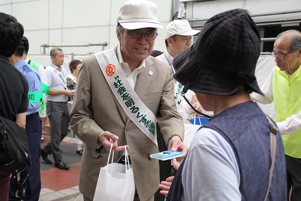 ティッシュを配る濱野区長