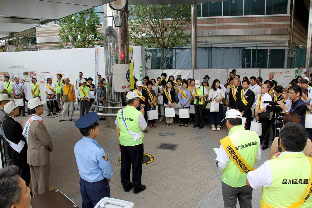 駅前に集合した推進委員の皆さん