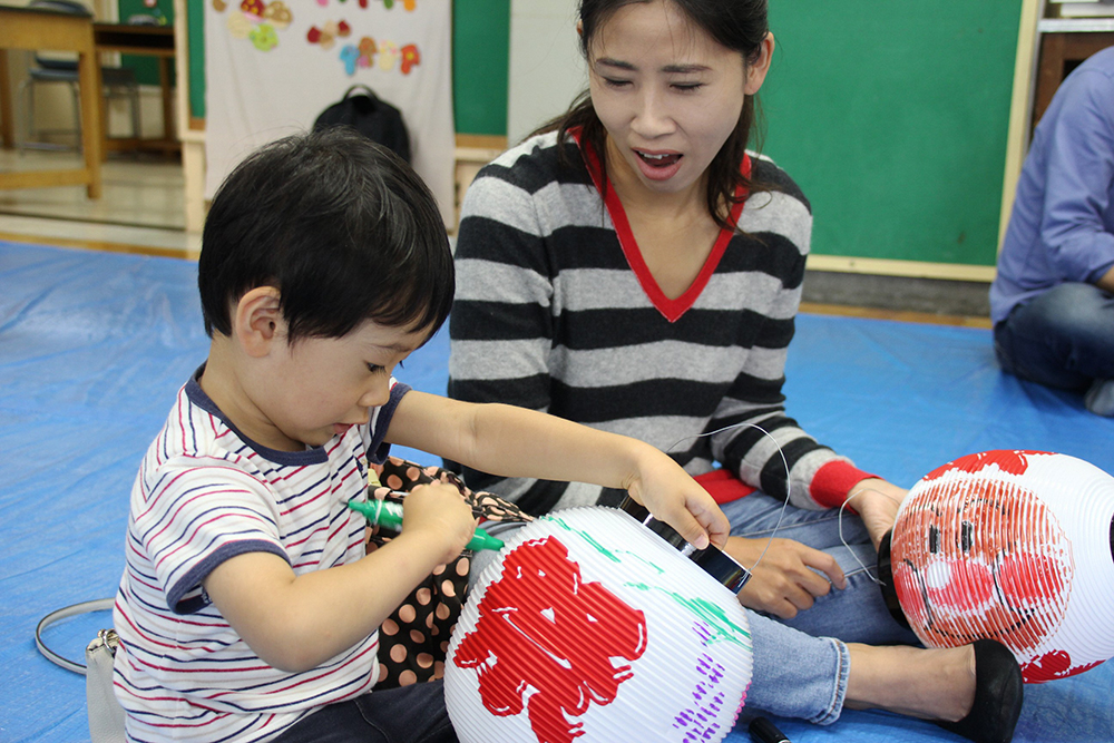 真剣にペンを走らせる子ども