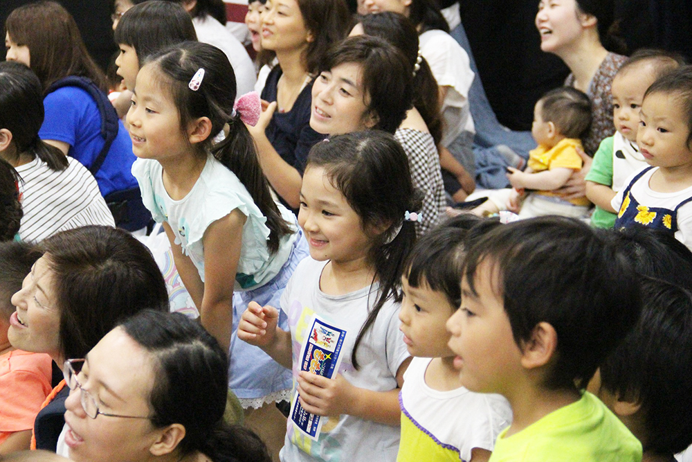 観劇会に夢中になる子どもたち