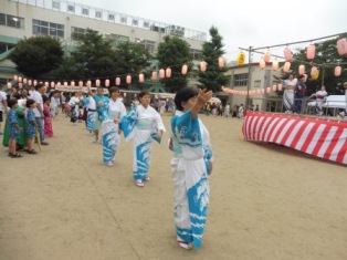 盆踊りを楽しむ参加者