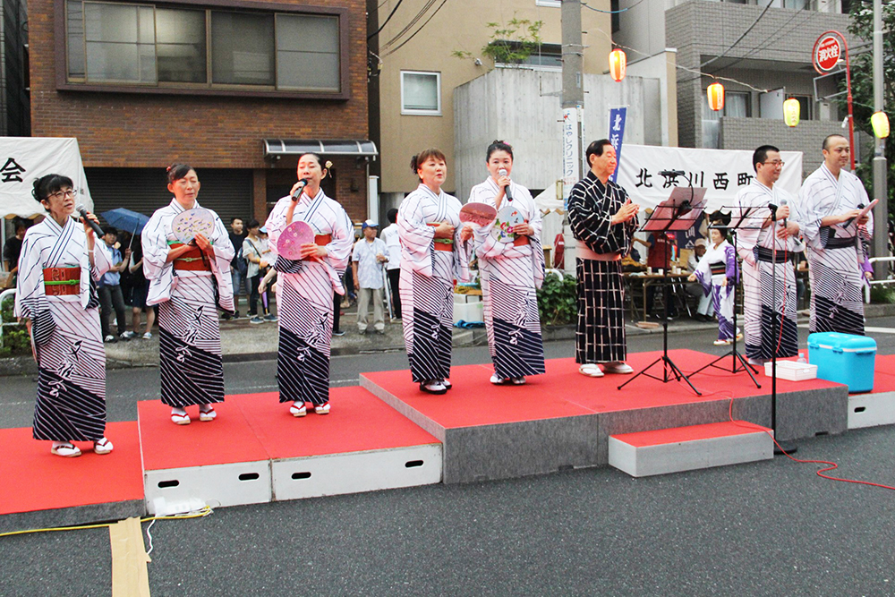 盆踊りの歌う様子