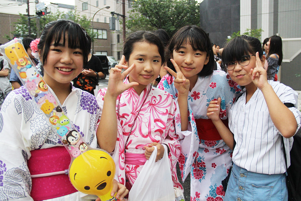 祭りを楽しむ様子の子どもたち