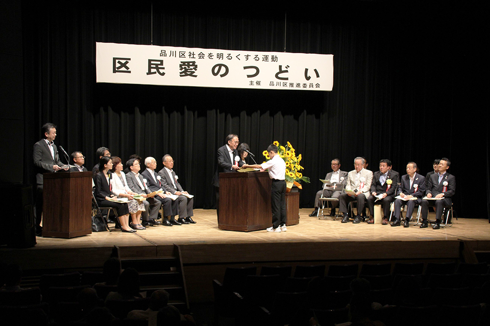 多くの生徒・児童の表彰状が授与された