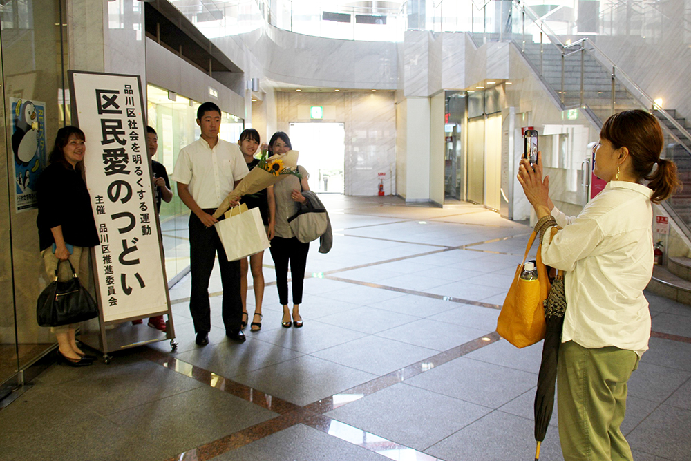 外の縦看板の前で記念撮影をする人も