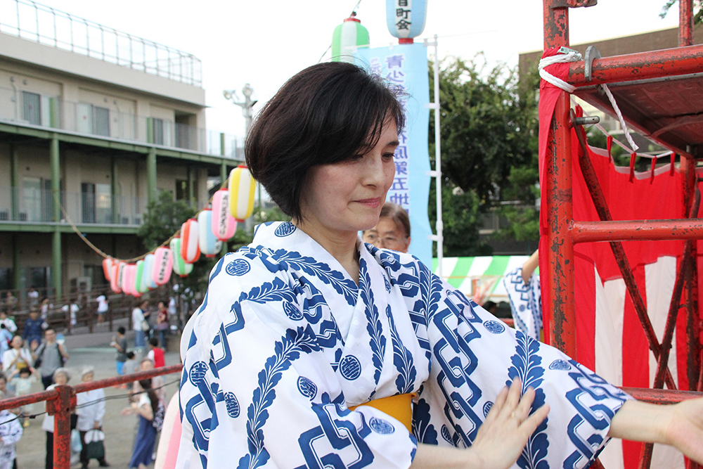 盆踊りを踊る女性