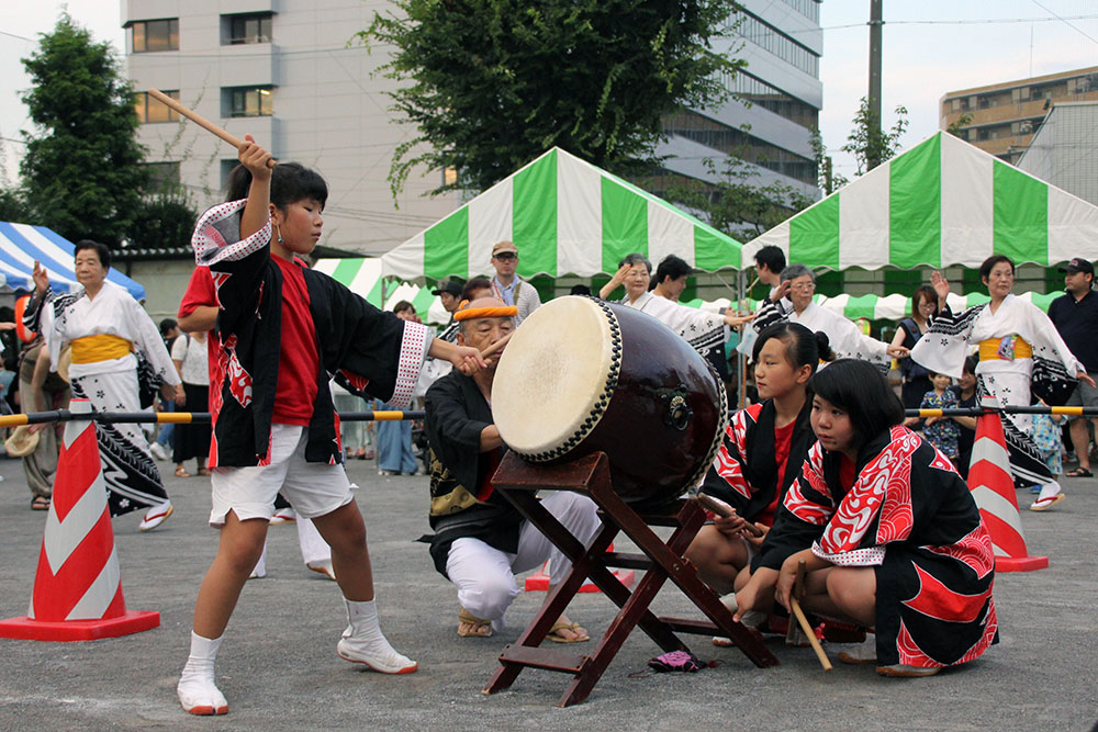 盆踊りを盛り上げる太鼓演奏