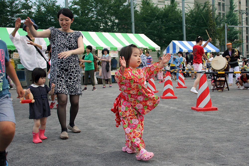 盆踊り　女の子たち