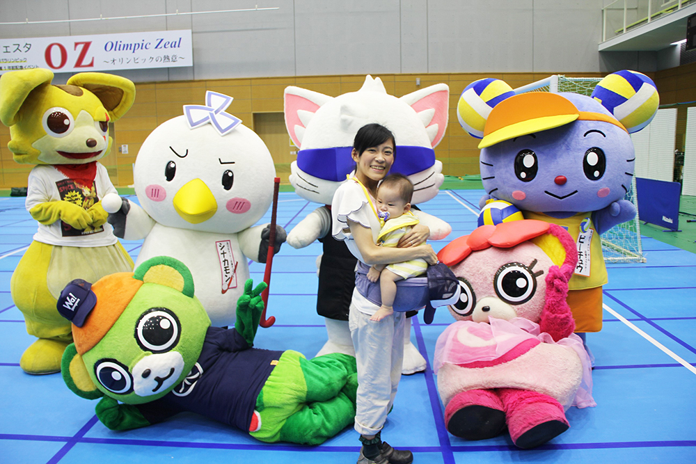 キャラクターたちと写真を撮る親子