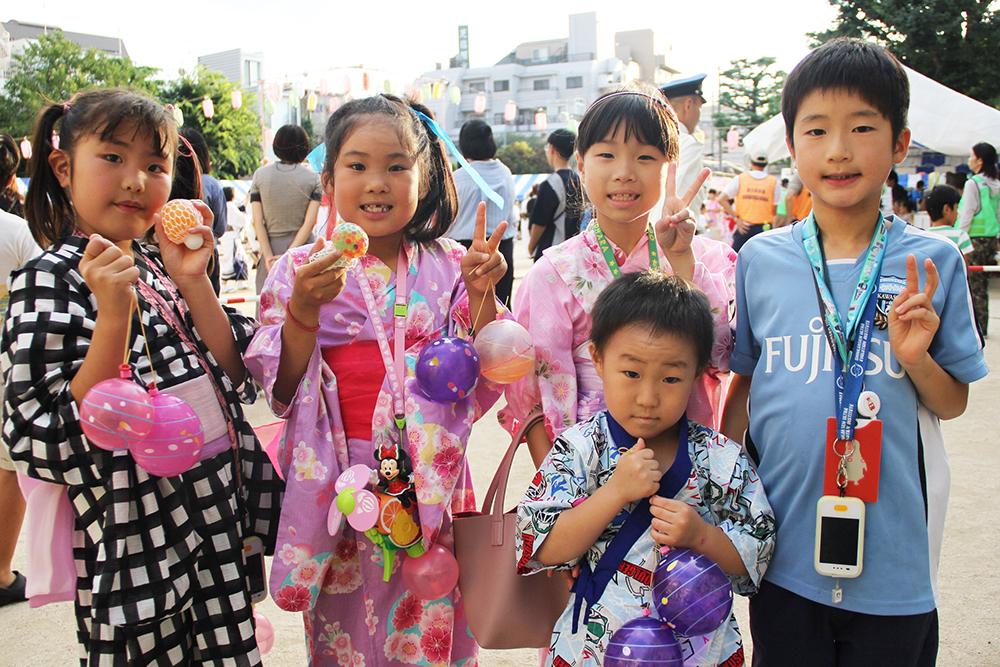 区民まつりを楽しむ子どもたち