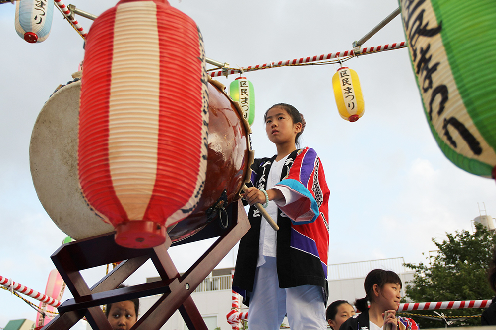 盆踊りで太鼓をたたいている様子