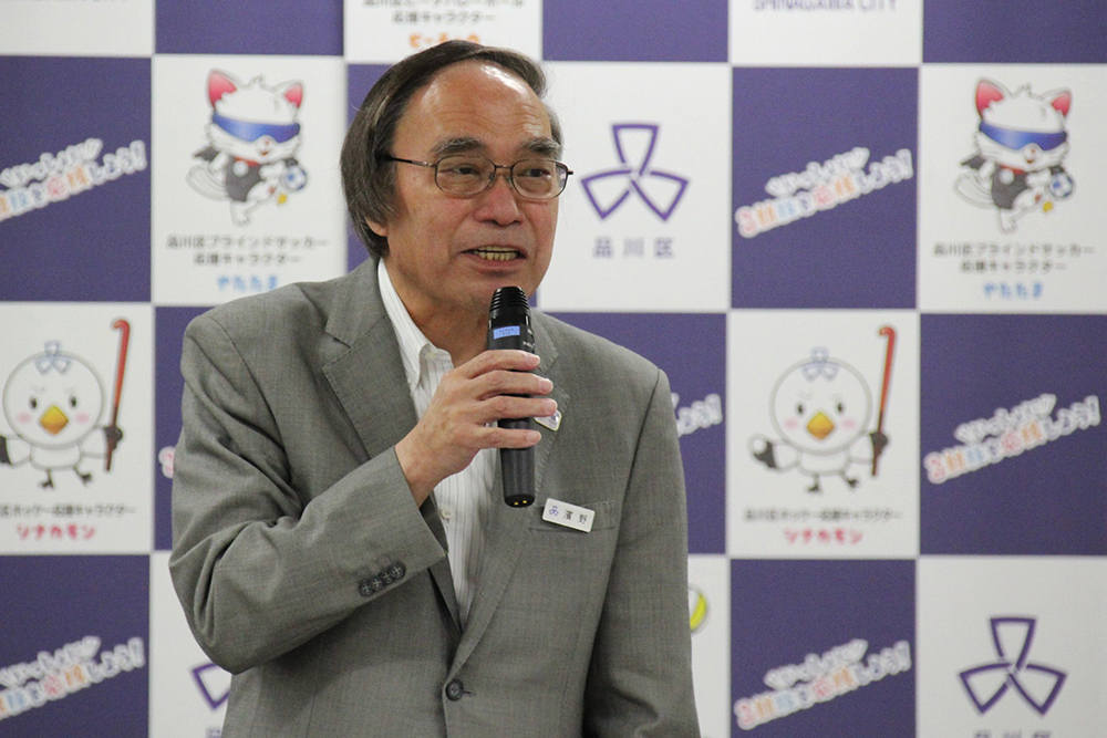 あいさつする濱野区長