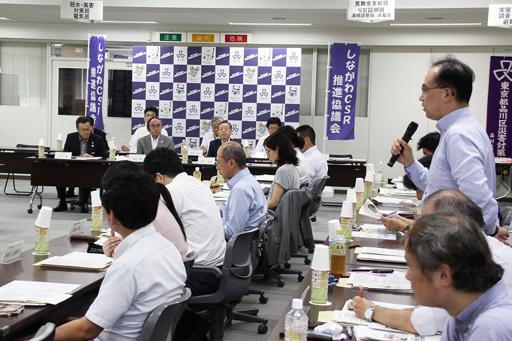 あいさつする新規会員