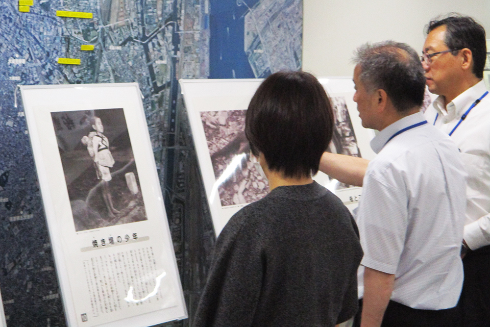 パネル展示を見る会員企業の皆さん