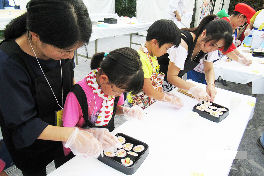 のり巻き作りに挑戦する様子