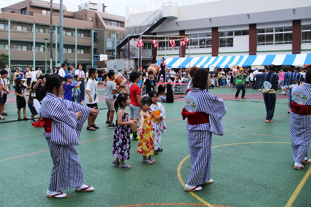 夜にはみんなで盆踊り