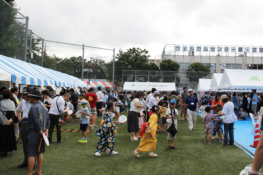 大勢の人でにぎわう会場