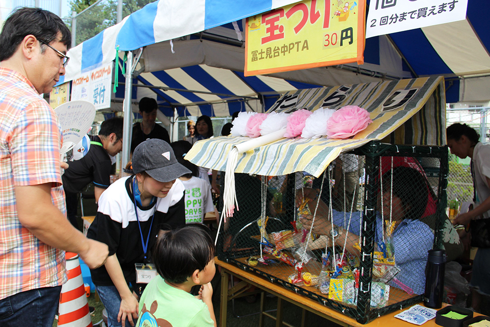 宝つりを楽しむ男の子