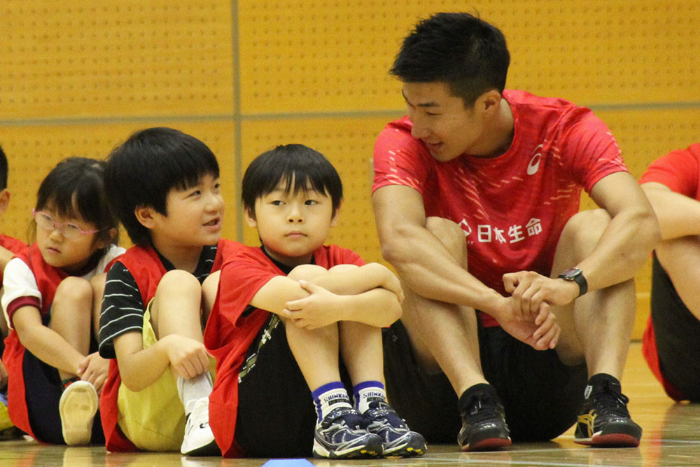 桐生選手と話す男の子