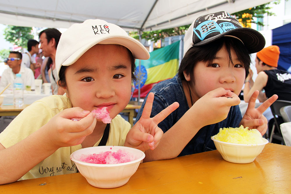 かき氷を食べる女の子たち