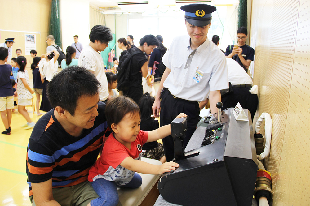 親子でイベントを楽しむ様子