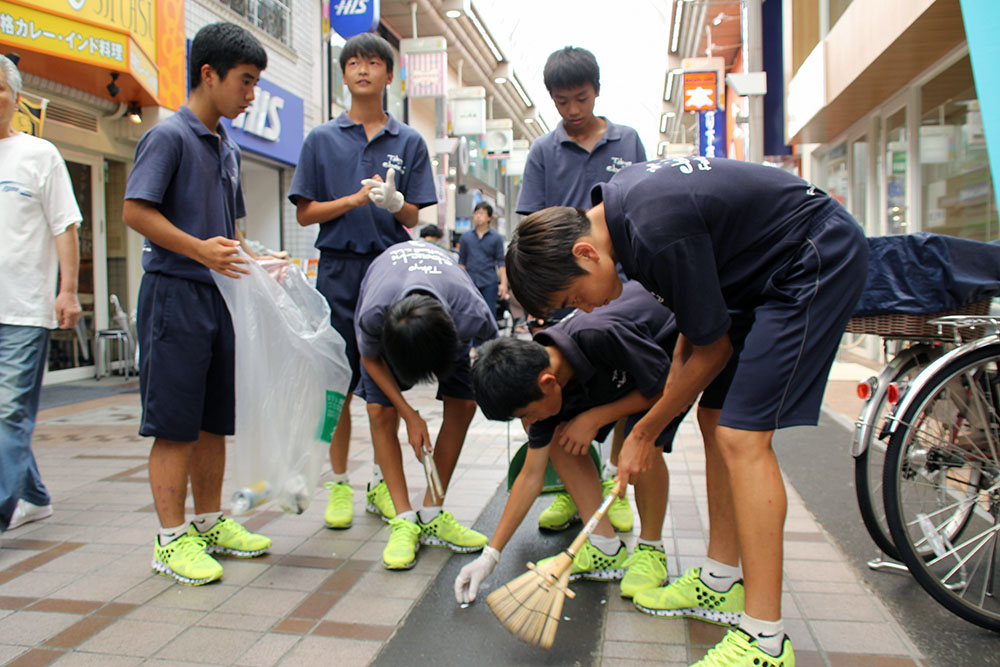 武蔵小山商店街を清掃する部員