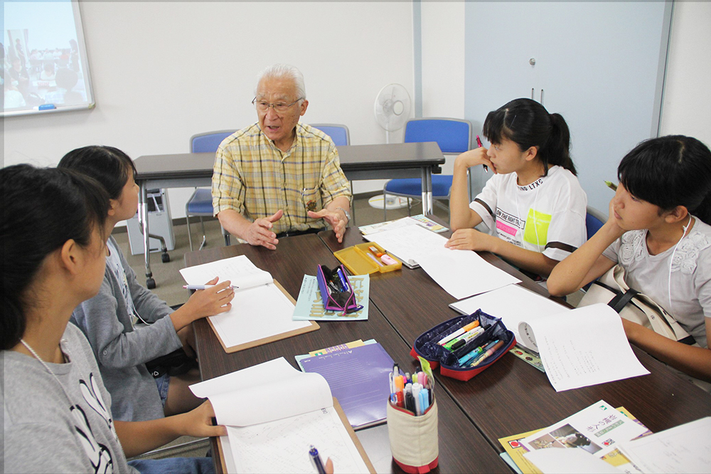 講師から真剣に学ぶ参加者たち