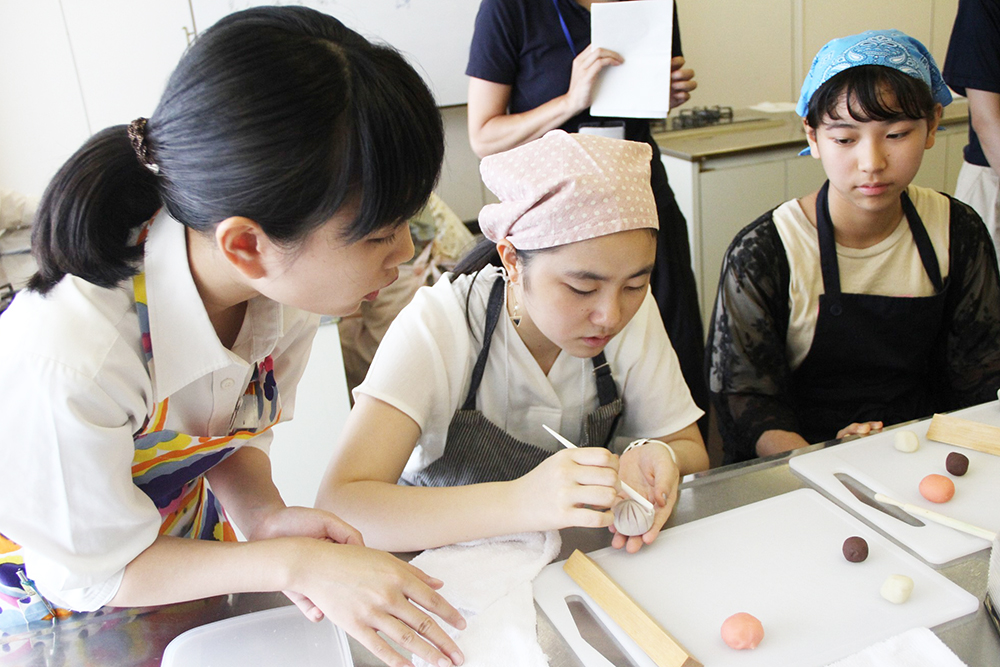 和菓子作りを学ぶ様子