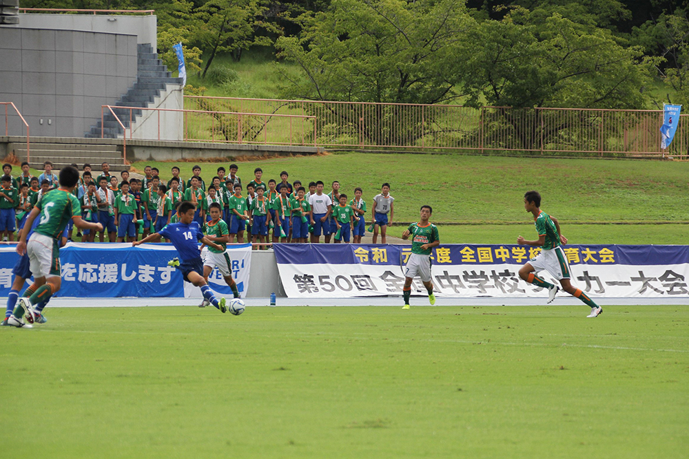 全国大会のピッチで躍動する選手たち