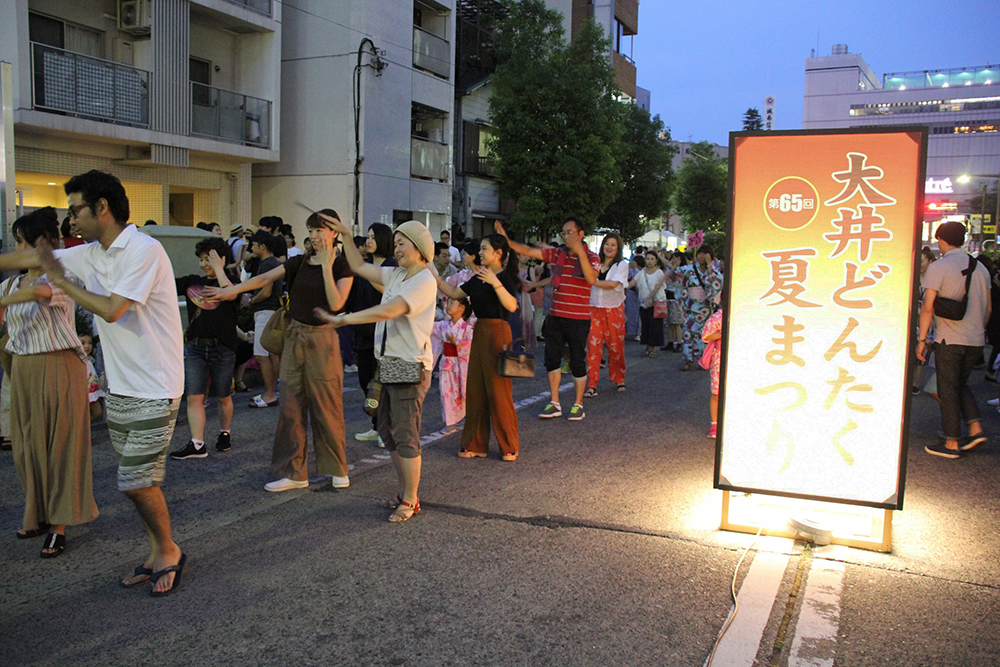 盆踊りを楽しむ皆さん