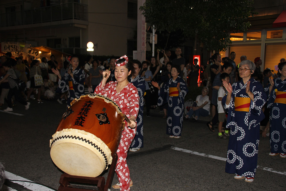 盆踊りの和太鼓奏者