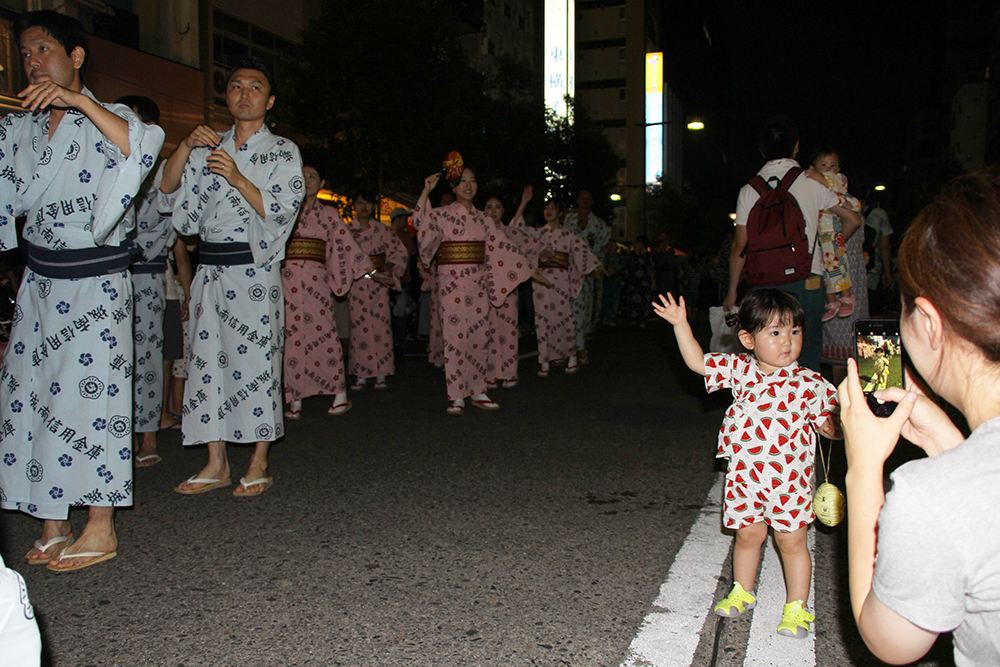 踊りを真似する女の子