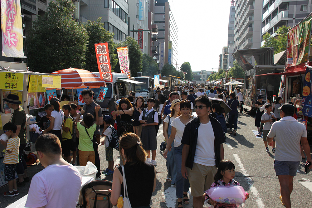 大勢の人でにぎわう会場