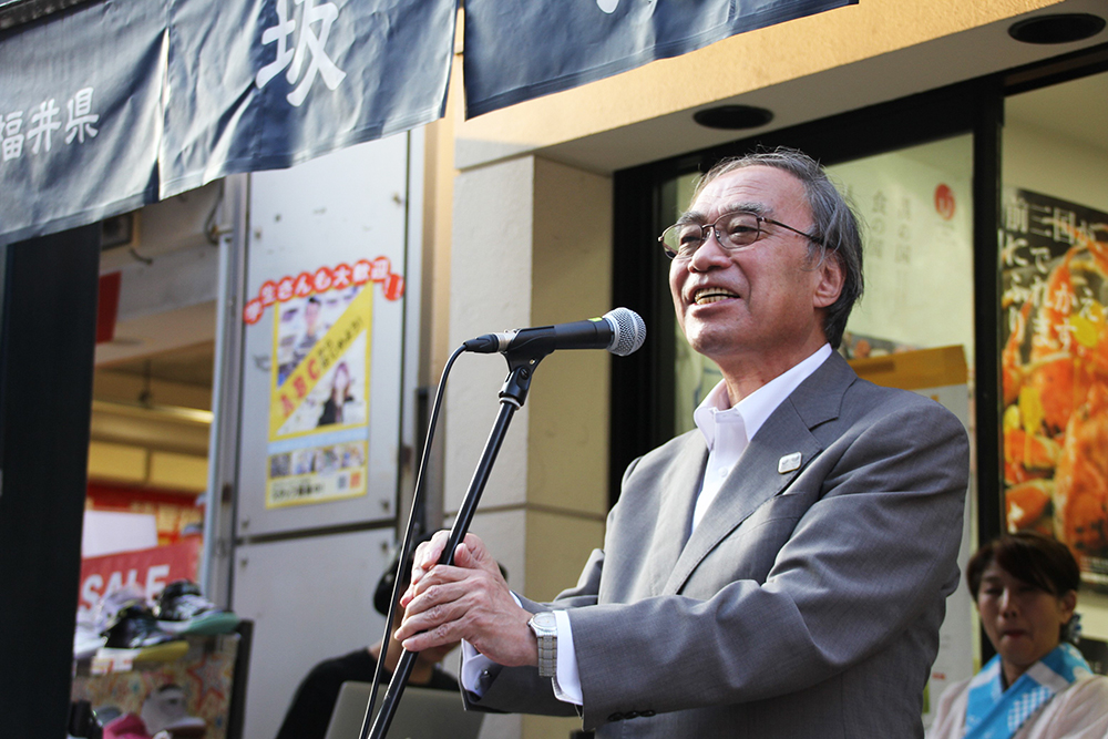 あいさつする濱野区長