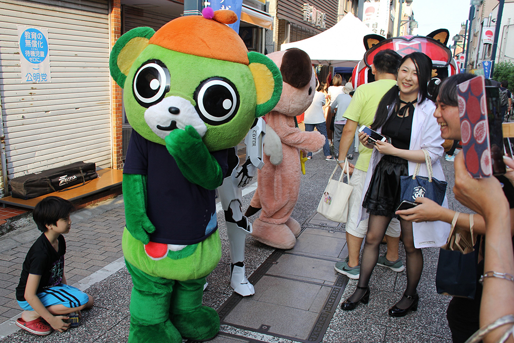大崎一番太郎など、いろいろなキャラが商店街を闊歩