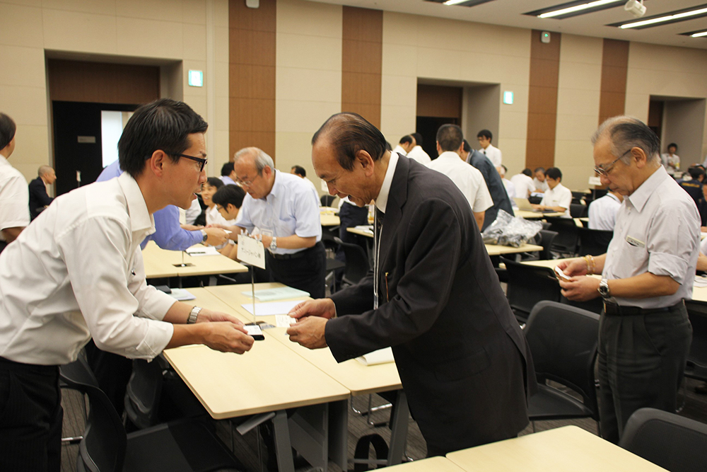 会場では活発に名刺交換が行われた