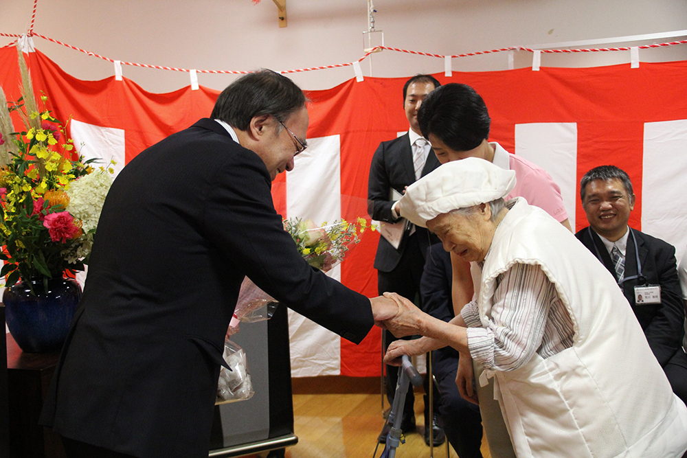 区長の会えて感激の涙を流す100歳の方