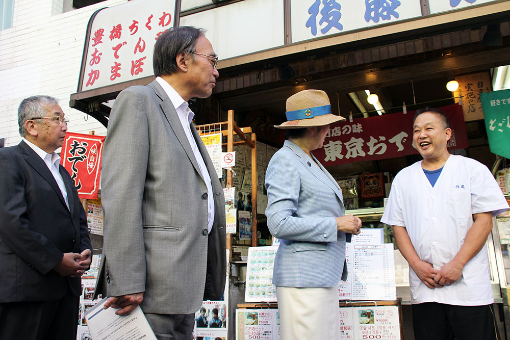 戸越銀座商店街の店主と話をする小池都知事