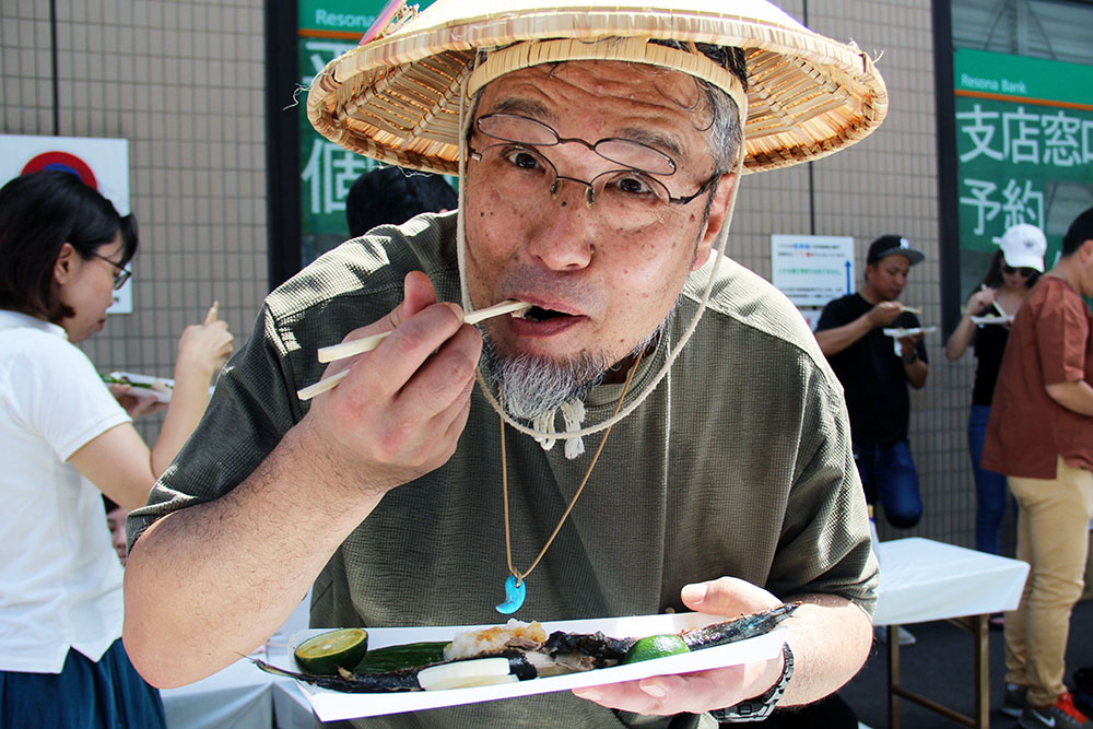 「美味しいよ　一口、食べてみる？」「いえ撮らせてください その食べっぷり」