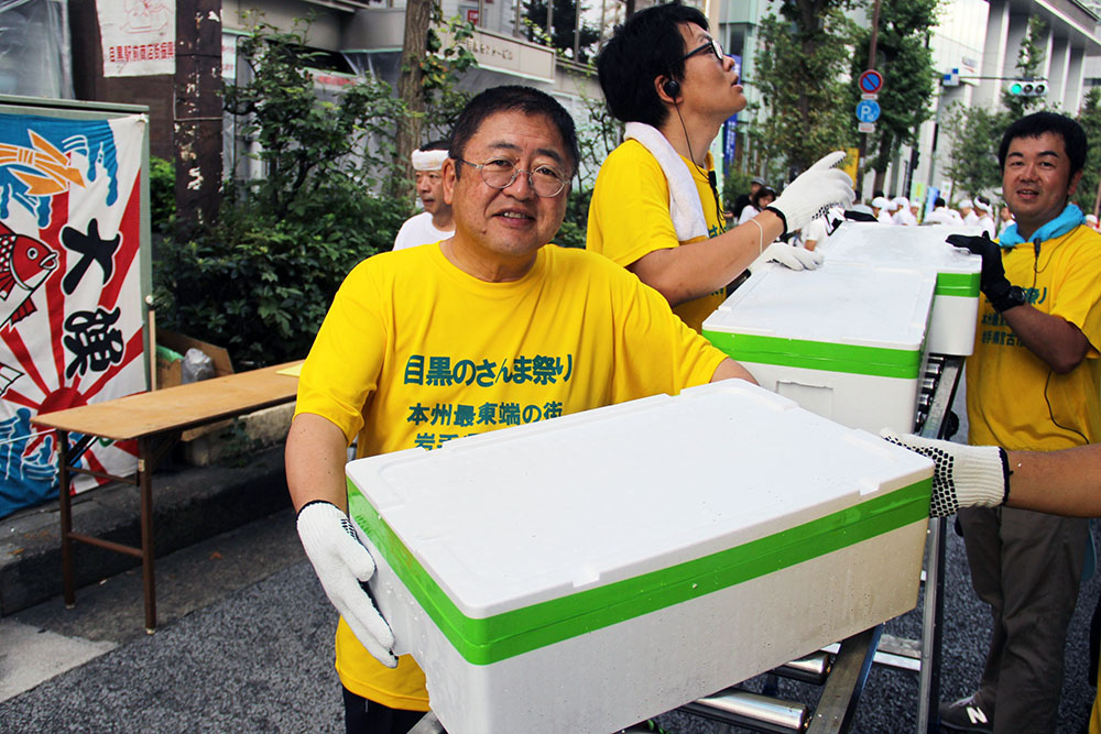 自らさんまを荷降ろしする宮古市長