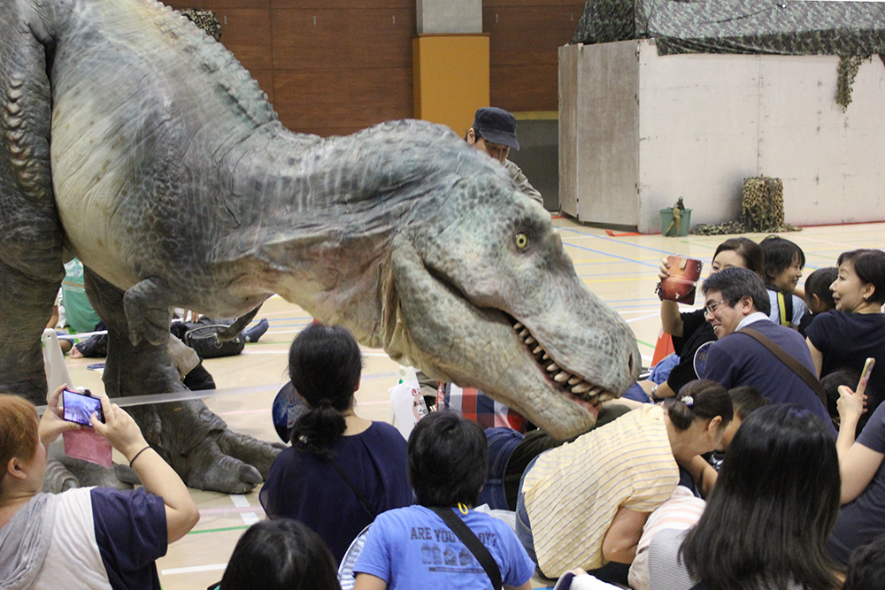 観客と戯れるティラノサウルス