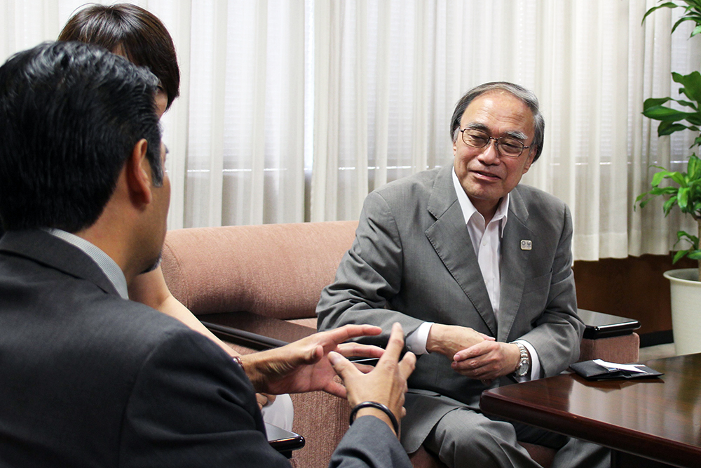 懇談する濱野区長