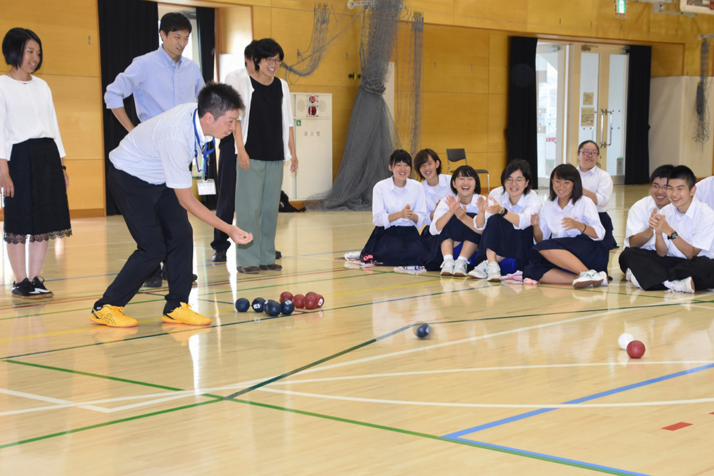 両校先生たちがボッチャで対戦