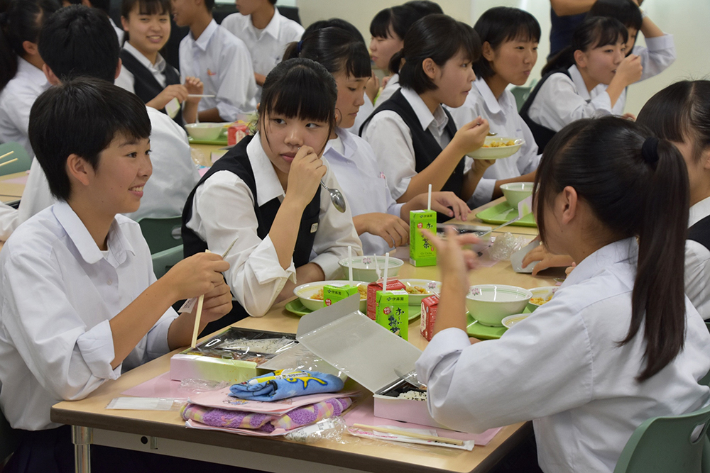 給食での交流を楽しむ生徒たち