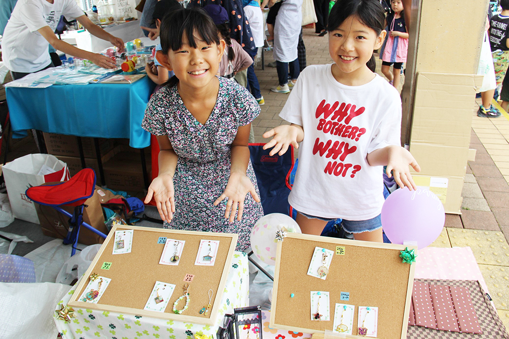 手作り商品を販売する子どもたち